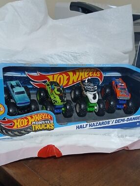 Hot Wheels Monster Trucks Half Hazards Set - Multicolor